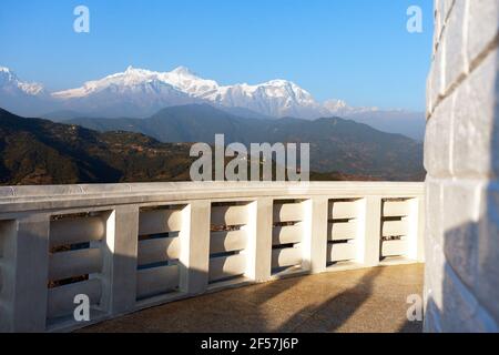 Annapurna Blick von der World Peace Pagode oder Stupa in der Nähe von Pokhara Stadt, Mount Annapurna Range, Nepal Himalaya Berge, Panoramablick Stockfoto