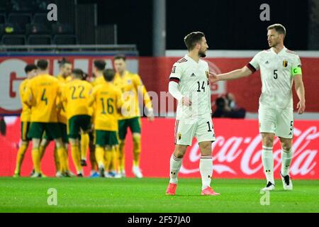 Die Spieler aus Wales feiern das erste Tor ihrer Mannschaft, während die belgischen Dries Mertens und Jan Vertonghen während des FIFA-WM-Qualifikationsspiels 2022 im King Power-Stadion von Den Dreef in Leuven, Belgien, frustriert sind. Bilddatum: Mittwoch, 24. März 2021. Stockfoto