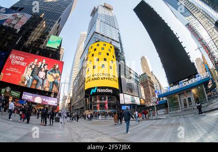 New York, USA. März 2021, 20th. Öffentliche Werbung für Impfungen auf dem riesigen Nasdaq-Bildschirm am Times Square in New York am Samstag, 20. März 2021. (Foto von Richard B. Levine) Quelle: SIPA USA/Alamy Live News Stockfoto