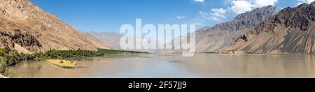 Panj Fluss und Pamir Berge, Panj ist der obere Teil des Flusses Amu Darya. Panoramablick, Tadschikistan und Afghanistan Grenze, Dach der Welt Stockfoto