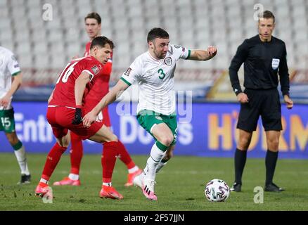 Die serbische Sasa Lukic (links) und die irische Enda Stevens in Aktion während des FIFA-WM-Qualifikationsspiels 2022 im Rajko-Mitic-Stadion in Belgrad, Serbien. Bilddatum: Mittwoch, 24. März 2021. Stockfoto