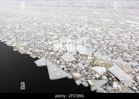 Zerbrochene und treibenden Eisschollen in der Ostsee in der Wintersaison, freie Wasserlinie für eine Schifffahrt Stockfoto