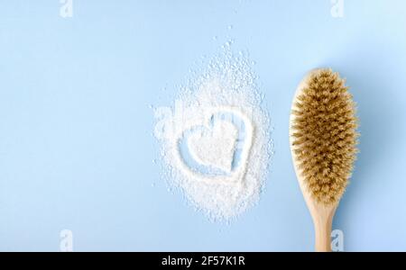 Holzpinsel und Schrubben auf blauem Hintergrund Stockfoto