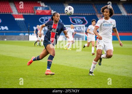 Marie Antoinette Katoto von Paris Saint Germain und Wendie Renard von Olympique Lyonnais in einem Duell um den Ball während der UEFA Women's Champions League, Viertelfinale, 1st Bein Fußballspiel zwischen Paris Saint-Germain und Olympique Lyonnais am 24. März 2021 im Parc des Princes Stadion in Paris, Frankreich - Foto Antoine Massinon / A2M Sport Consulting / DPPI Stockfoto