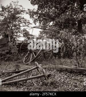 Verlassene Kutschen und Waggons hinter der alten Schmiede auf der Wray Plantation. Greene County, Georgia. Juli 1937. Foto von Dorothea lange. Stockfoto