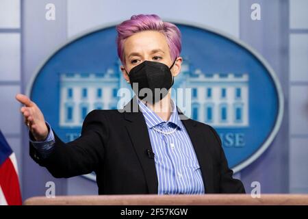 Washington, Usa. März 2021, 24th. DIE US-Fußballspielerin Megan Rapinoe steht bei einem Besuch im James Brady Press Briefing Room des Weißen Hauses in Washington, DC, USA, am 24. März 2021 auf dem Podium. Quelle: SIPA USA/Alamy Live News Stockfoto