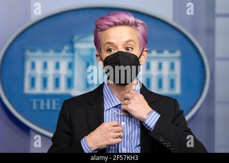 Washington, Usa. März 2021, 24th. DIE US-Fußballspielerin Megan Rapinoe steht bei einem Besuch im James Brady Press Briefing Room des Weißen Hauses in Washington, DC, USA, am 24. März 2021 auf dem Podium. Quelle: SIPA USA/Alamy Live News Stockfoto