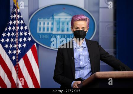 Washington, Usa. März 2021, 24th. DIE US-Fußballspielerin Megan Rapinoe steht bei einem Besuch im James Brady Press Briefing Room des Weißen Hauses in Washington, DC, USA, am 24. März 2021 auf dem Podium. Quelle: SIPA USA/Alamy Live News Stockfoto