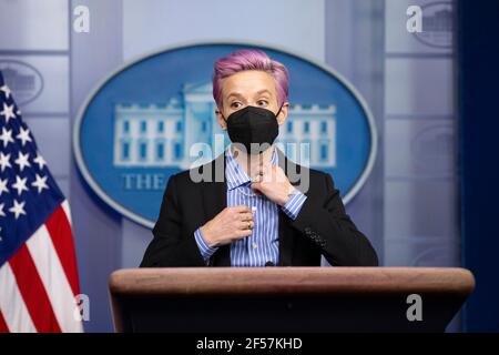 Washington, Usa. März 2021, 24th. DIE US-Fußballspielerin Megan Rapinoe steht bei einem Besuch im James Brady Press Briefing Room des Weißen Hauses in Washington, DC, USA, am 24. März 2021 auf dem Podium. Quelle: SIPA USA/Alamy Live News Stockfoto