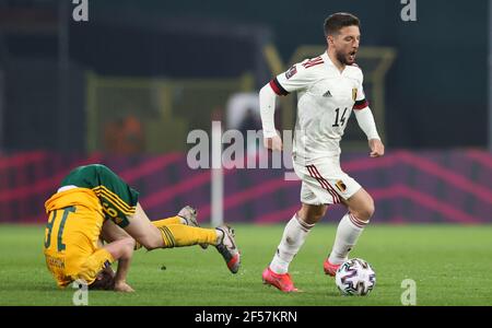 Der Waliser Joe Morrell (links) und der Belgier Dries Mertens kämpfen beim FIFA-WM-Qualifikationsspiel 2022 im King Power-Stadion von Den Dreef in Leuven, Belgien, um den Ball. Bilddatum: Mittwoch, 24. März 2021. Stockfoto