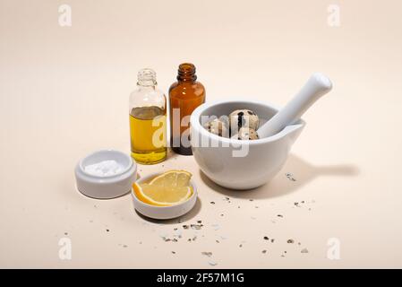 Eierschalen Peeling Körpermaske Zutaten auf beigem Hintergrund. Zero Waste Kosmetik. DIY hausgemachte natürliche Hautpflegeprodukte. Stockfoto