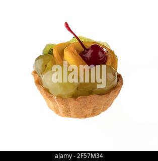 Dessert, Obstkuchen, mit Kirschtrauben und Orangenscheiben, auf weißem Hintergrund isoliert Stockfoto