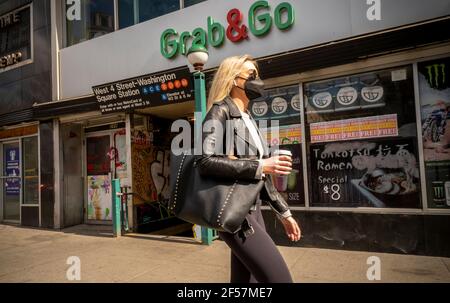 Am Sonntag, den 14. März 2021, umgibt ein geschlossener Laden einen U-Bahn-Eingang in der Sixth Avenue in Greenwich Village in New York. (© Richard B. Levine) Stockfoto