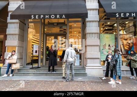 Am Samstag, den 13. März 2021, stehen Einkäufer an, um eine Sephora im Flatiron District in New York zu betreten. (© Richard B. Levine) Stockfoto