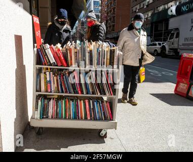 Maskierte Einkäufer im Strand Bookstore in Greenwich Village in New York am Freitag, 19. März 2021. (© Richard B. Levine) Stockfoto