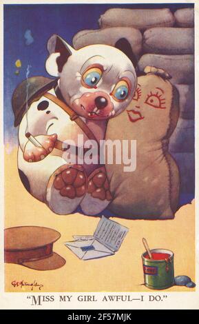 Miss my Girl Awful - I do, WW1 Postkarte von G E Studdy (gestorben 1948) zeigt Bonzo Hund mit Freundin aus einem Sandsack. Ein Farbtopf deutet an, dass er sie selbst gemacht hat, nachdem er einen Brief von der echten Freundin gelesen hat, der im Vordergrund offen ist. Sein Spitzensoldaten Hut ist durch den Brief und ein Zinn Hut auf dem Rücken praktisch für den Einsatz in jedem Moment. Eine Zigarette halten, aus der Rauch aufsteigt. Vollfarbe Stockfoto