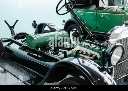 Ausstellung von Retro-Autos. Rahmen mit Motor von Ford Modell T. Stockfoto