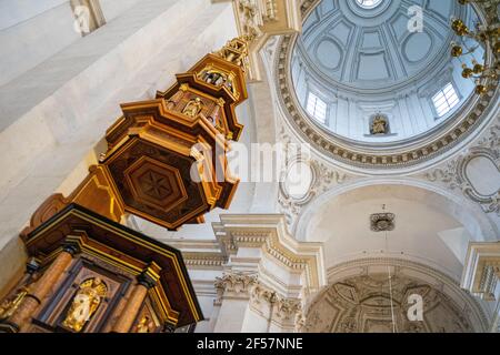 Aufsteigende Holzarbeiten, die an der Wand im Inneren der katholischen Kathedrale mit der Decke der Kuppel angebracht sind, Krakau, Polen Stockfoto