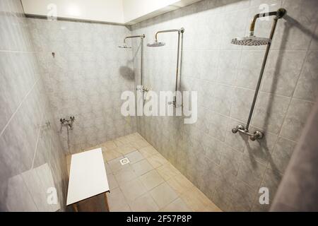 Dusche im Zimmer eines günstigen Hotels Stockfoto