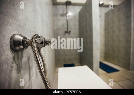 Dusche im Zimmer eines günstigen Hotels Stockfoto