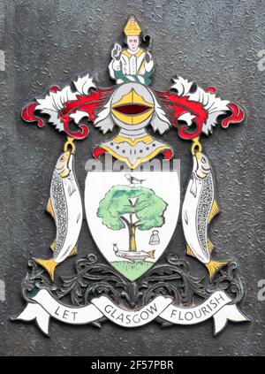 Glasgower Wappen mit Let Glasgow Flourish Motto auf Plakette der Glen Finglas Wasserwerke, Loch Katrine, Schottland, Großbritannien Stockfoto