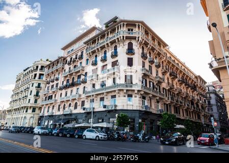 Neapel, Italien - 9. September 2019: Giorno Straße der klassischen Gebäude mit Menschen in der Nähe in der Promenade von Neapel, Italien Stockfoto