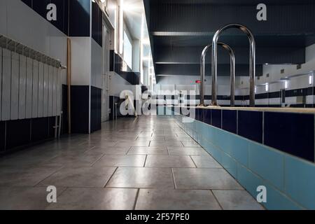 Geländer zum Verlassen des Pools. Kühles und sauberes Wasser im Schwimmbad für Entspannung und Sporttraining Stockfoto