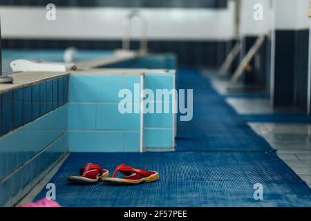 Geländer zum Verlassen des Pools. Kühles und sauberes Wasser im Schwimmbad für Entspannung und Sporttraining Stockfoto