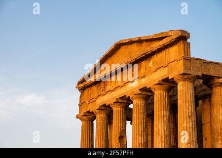 Nahaufnahme der Hauptfassade des Concordia-Tempels im frühen Morgenlicht in Agrigento, Italien Stockfoto