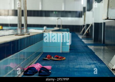 Geländer zum Verlassen des Pools. Kühles und sauberes Wasser im Schwimmbad für Entspannung und Sporttraining Stockfoto