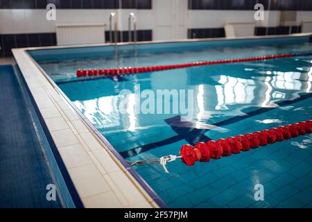 Geländer zum Verlassen des Pools. Kühles und sauberes Wasser im Schwimmbad für Entspannung und Sporttraining Stockfoto