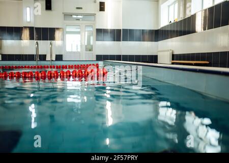 Geländer zum Verlassen des Pools. Kühles und sauberes Wasser im Schwimmbad für Entspannung und Sporttraining Stockfoto