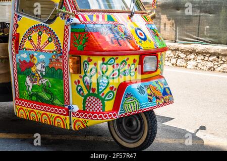 Apecar oder drei Räder Auto erstaunlich mit typischen sizilianischen Motiven dekoriert. Nahaufnahme gefangen in den Straßen von Taormina an einem sonnigen Tag, Sizilien, ital Stockfoto