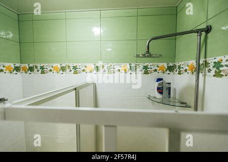 Dusche im Zimmer eines günstigen Hotels Stockfoto