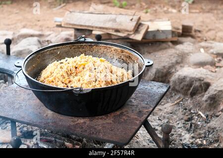 Großer Kochtopf mit fertigen Pilaff, Reis, Karotten und Hammelfleisch Gericht. Reis Pilaf Serie Stockfoto