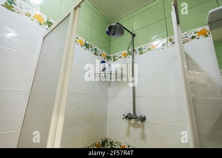 Dusche im Zimmer eines günstigen Hotels Stockfoto