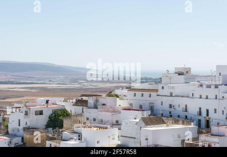 Weiße Häuser in Vejer de la Frontera, schöne Stadt in Cadiz. Andalusien, Spanien Stockfoto