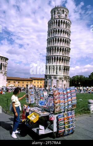 Frau, die Souvenirs vor dem schiefen Turm anschaut Von Pisa in Italien Stockfoto