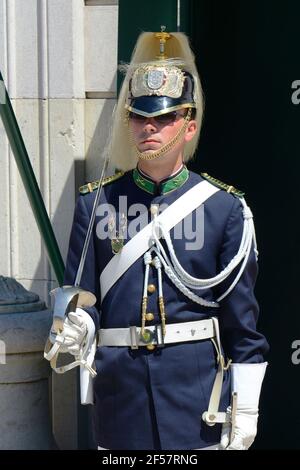 Die Wachablösung findet im Palast von Belem in Lissabon, Portugal statt. Die Zeremonie wird jeden Sonntag in den Sommermonaten durchgeführt. Stockfoto