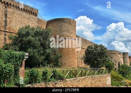 Mittelalterliche Steinmauern und Türme in Magliano in der Toskana, Italien Stockfoto