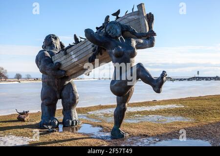 Skulptur Big toll und seine Frau Piret von Tauno Kangro ist auf einem Abguss der Ostsee in der Stadt Kuressaare, Insel Saaremaa. Estland Stockfoto