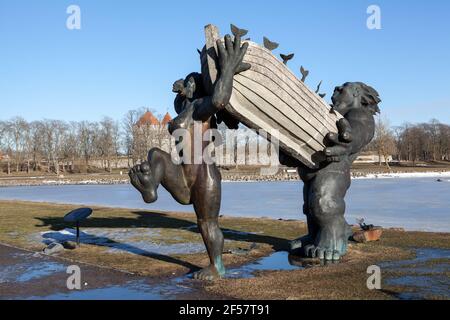 Skulptur Big toll und seine Frau Piret von Tauno Kangro ist auf einem Abguss der Ostsee in der Stadt Kuressaare, Insel Saaremaa. Estland Stockfoto