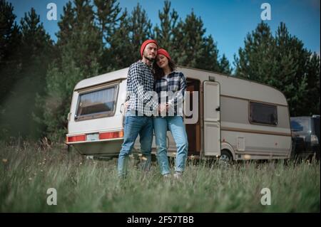 Romantisches Paar verbringt Zeit zusammen in der Nähe von Wohnwagen zu Hause. Stockfoto