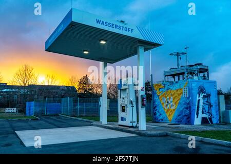 Wasserstofftankstelle im Wasserstoff-Kompetenzzentrum Hertern, H2Herten, auf dem Gelände des stillgefahrenen Kohlebergwerks Ewald in Herten, NRW. Stockfoto