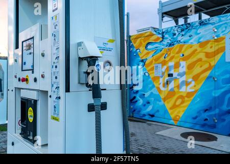 Wasserstofftankstelle im Wasserstoff-Kompetenzzentrum Hertern, H2Herten, auf dem Gelände des stillgefahrenen Bergwerks Ewald in Herten, NRW. Stockfoto