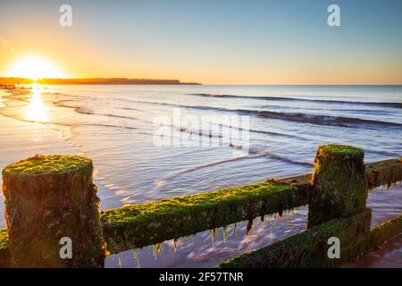 Ein Sommer weit entfernter Sonnenaufgang am Strand von Dawlish Warren, Devon Stockfoto