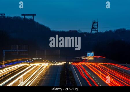 Abendverkehr auf der Autobahn A2 am Kreuzpunkt Recklinghausen Richtung Westen, im Hintergrund die verwinkelten Türme der ehemaligen Zeche Ewald, NRW Stockfoto