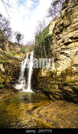 Berühmte Feigenschlucht in der Altstadt von Tiflis mit ihrem felsigen Wasserfall Im Frühling Stockfoto