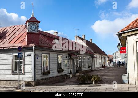 Lasteaia Straße mit Holzhäusern mit alter Architektur. Uhrturm ist auf dem Hausdach. Kuressaare, Saaremaa, Estland Stockfoto