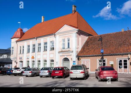 Das antike Gebäude befindet sich in der Tallinner Straße 1. Der zentrale Platz befindet sich im historischen Zentrum der Stadt. Kuressaare ist eine Stadt auf der Insel Saaremaa in Estland. Kuressar Stockfoto